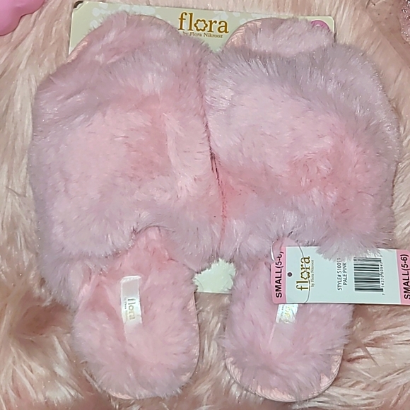 Pink slippers - Picture 1 of 4